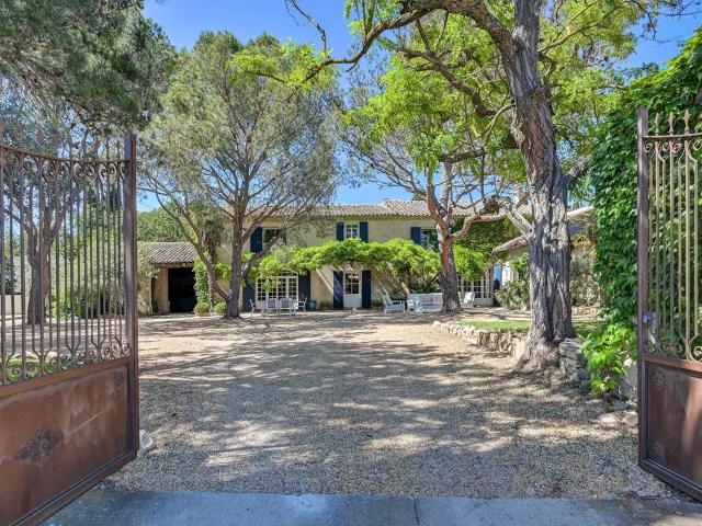 Nestled in the heart of the Provencall countryside, in a cha. 380m² Alleins