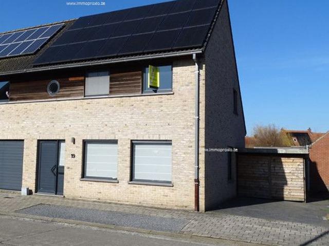 Nette 3 slaapkamerhoekwoning met tuin, carport en buitenberging