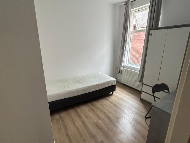 Nette kamer in Enschede deels gemeubileerd