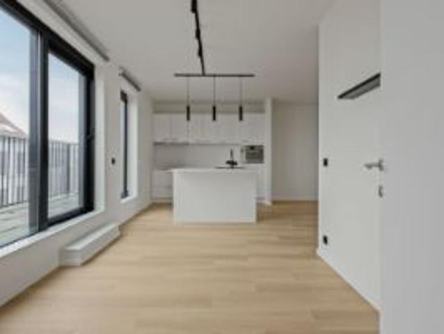 Net gerenoveerde penthouse met 4 slaapkamers en 2 badkamers