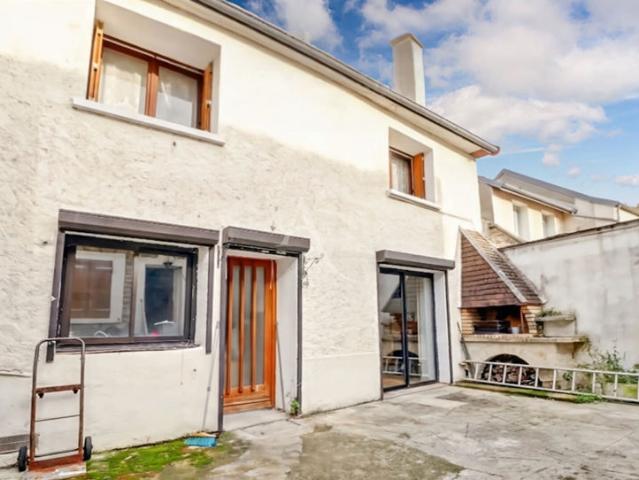 Neuville sur Oise Ensemble immobilier avec 2 bâtisses d'habitation cour centrale, cave. Proche RER A