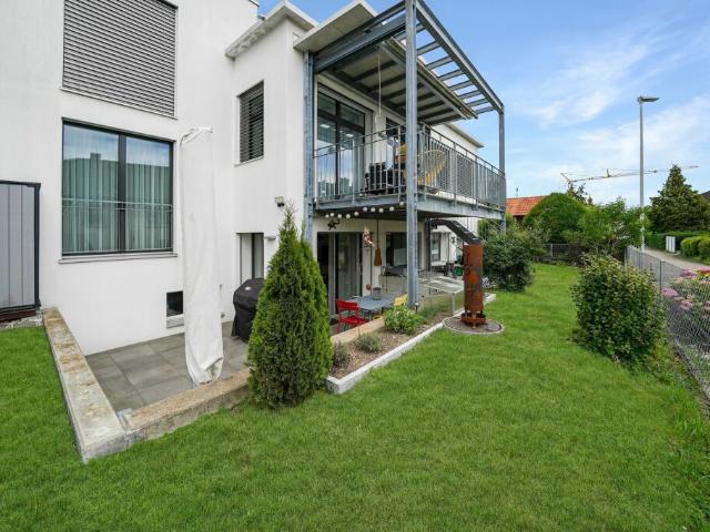 Neuwertige, moderne 2.5 Zimmer Eigentumswohnung mit Gartenanteil