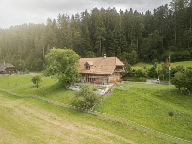 NEUWERTIGE OASE DER RUHE UND KRAFT AUF 7'420 M²