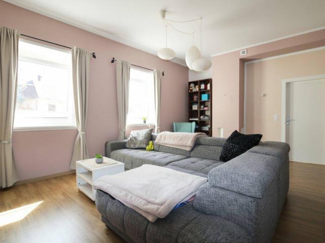 Neuwertige, barrierefreie 2 Zimmer Wohnung mit Autoabstellplatz in Zentrumsnähe