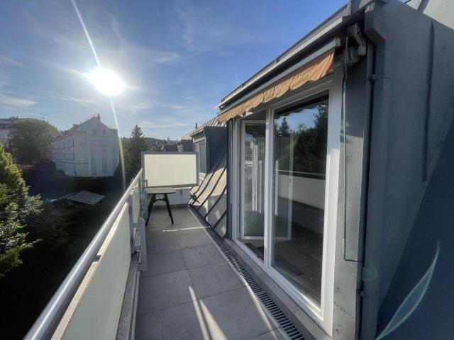 Neuwertige Dachgeschoß Wohnung mit großer Terrasse am Fuße des Wilhelminenbergs