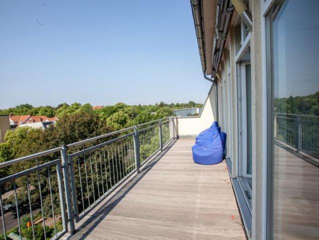 Neuwertige Dachgeschosswohnung mit großer Dachterrasse
