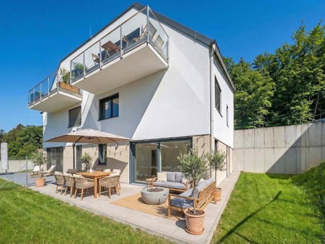 Neuwertige Doppelhaushälfte mit 8 Zimmern, Terrasse und Garten in Grünlage nahe Wien