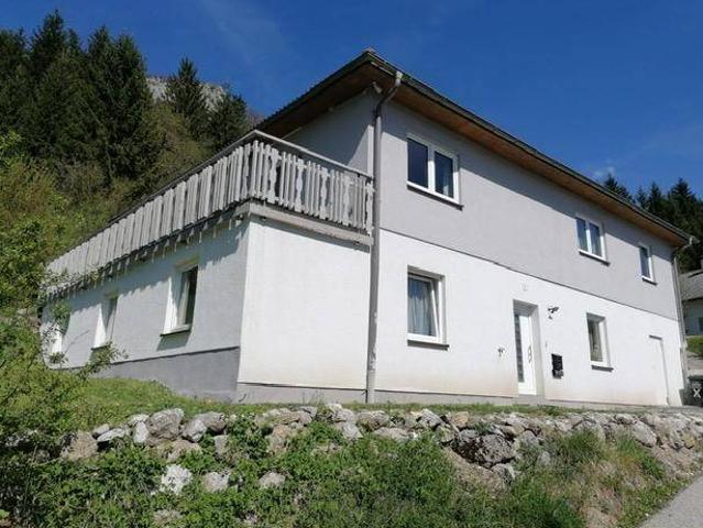 Neuwertige Haushälfte mit Eigengarten