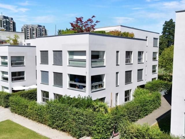 Neuwertige, helle 4.5 Zimmer Parterre Wohnung in Stadtnähe