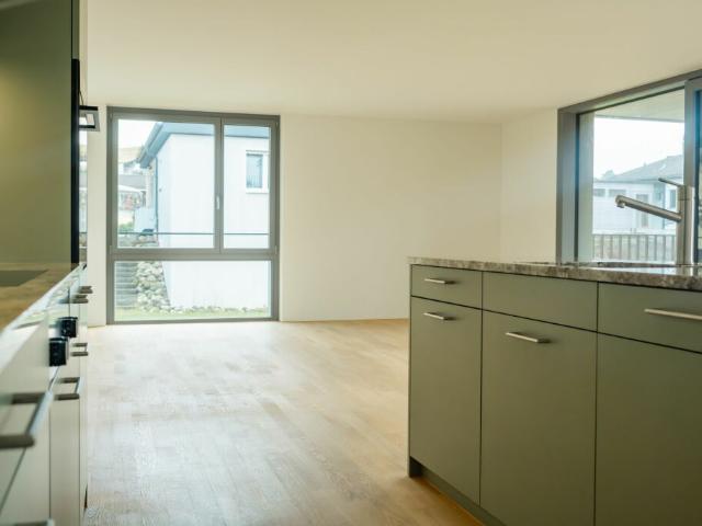 Neuwertige Wohnung mit grosser gedeckter Terrasse im Herzen von Seedorf