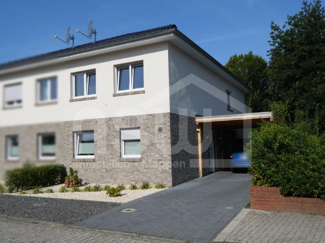 Neuwertige zweigeschossige Doppelhaushälfte mit Carport und Gartenanteil!