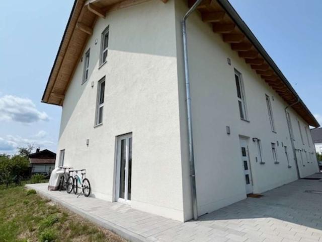 Neuwertige 2 Zi. Wohnung KfW 40 zzgl. 2 Stellplätzen – zur Eigennutzung oder als Kapitalanlage!