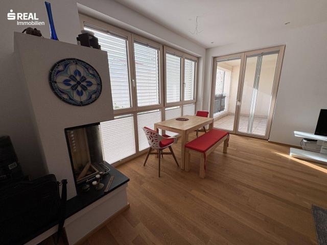 Neuwertige 2 Zimmer Eigentumswohnung mit Kamin, Loggia und Garage