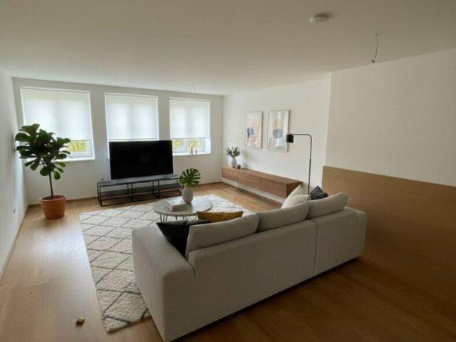 Neuwertige 2 Zimmer Wohnung mit möblierter Küche und PKW Stellplatz im Zentrum von Gurten