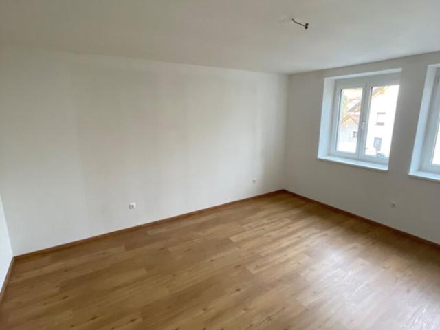 Neuwertige 2 Zimmer Wohnung mit Möblierter Küche und Pkw Stellplatz im Zentrum von Gurten
