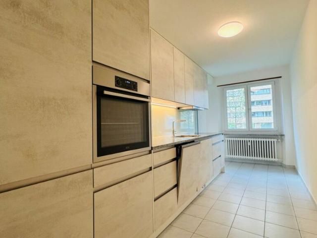 Neuwertige 3.5 Zimmerwohnung mit 2 Balkonen, separatem WC und moderner Küche per sofort verfügbar