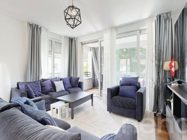 Neuwertige 3.5 Zimmer Wohnung mit Balkon und Top Ausstattung