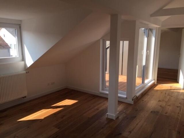 Neuwertige 3 Zimmer DG Wohnung mit Loggia und KFZ Stellplatz Nbg Schweinau