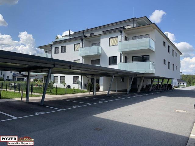 Neuwertige 3 Zimmer Wohnung mit großen Balkon & Carport!