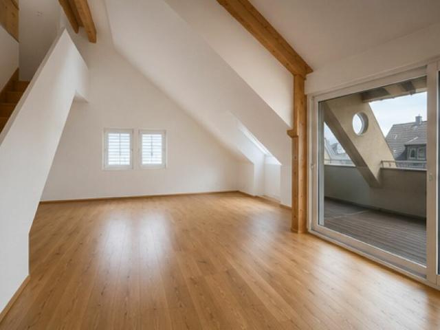 neuwertige 4 1/2 Zimmer Wohnung