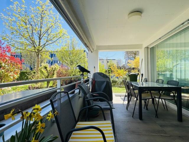 Neuwertige 4.5 Zimmer EG Wohnung, 2 Nasszellen, Loggia, Gartenanteil, Lift, Keller und 1 AEHP