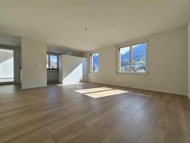 neuwertige 4.5 Zimmer Maisonette Wohnung mit Loggia an zentraler Lage