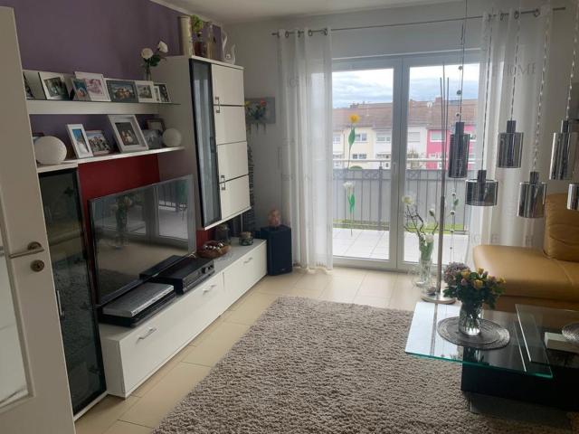Neuwertige 4 Zimmer Dachgeschosswohnung mit großem Balkon und Einbauküche in Münster Hessen
