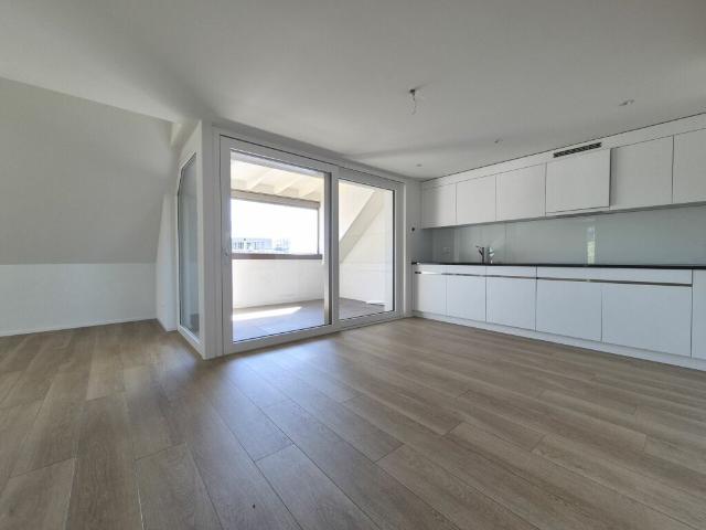 neuwertige 5 Zimmer Maisonette Wohnung mit Loggia an zentraler Lage