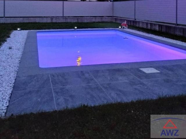 Neuwertiges Traumhaus mit Pool an frequentierter Lage!