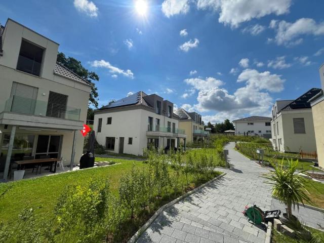 Neuwertiges Doppel Einfamilienhaus F1 mit 2 Nasszellen, 2 Parkplätzen, Garten und Sitzplatz