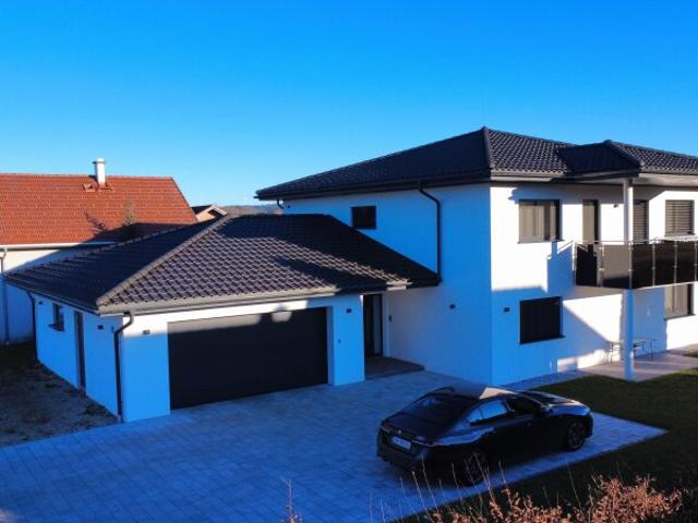 Neuwertiges Einfamilienhaus in Pfaffstätt: 5 Zimmer, Garten & Balkone zum Wohlfühlen!
