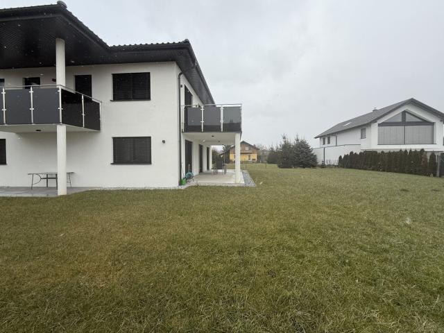 Neuwertiges Einfamilienhaus in Pfaffstätt: 5 Zimmer, Garten & Balkone zum Wohlfühlen!
