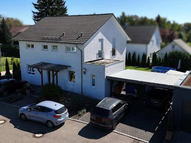 NEUWERTIGES EINFAMILIENHAUS MIT DOPPELCARPORT IN UTTENHOFEN