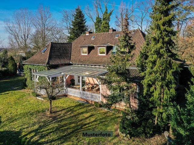 Neuwertiges Einfamilienhaus mit Doppelcarport und Außenanlagen