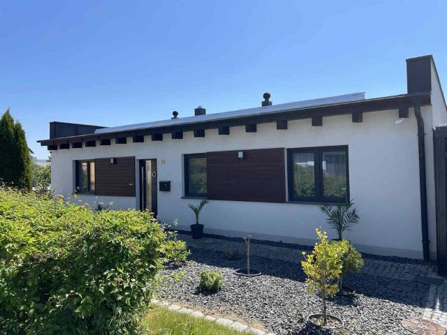 Neuwertiges Einfamilienhaus mit PV Anlage, Garage und Carport