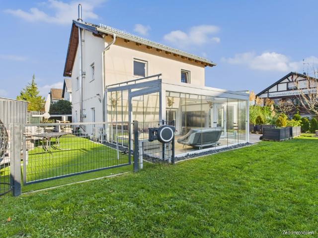 Neuwertiges, energieeffizientes Einfamilienhaus mit Wintergarten und 801 qm großem Grundstück