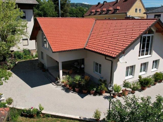 Neuwertiges, großzügiges Wohnhaus in Velden am Wörther See – Wfl: 250m², Terrasse, Kachelofen, Fußbodenheizung