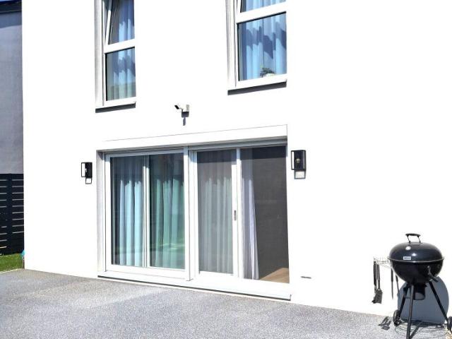 Neuwertiges Massivhaus mit Keller, Terrasse und Gartenhütte Preis auf Anfrage
