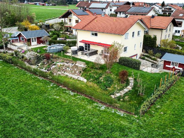 Neuwertiges Raumwunderhaus mit zwei Einliegerwohnungen