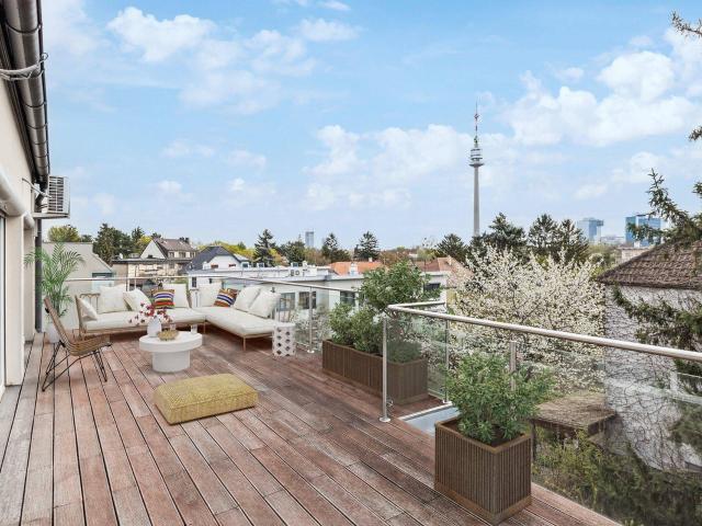 Neuwertiges Reihenhaus mit vier Schlafzimmern, Eigengarten und Carport