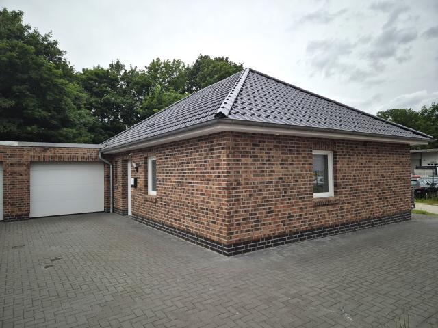 neuwertiger Bungalow mit Garage in Scharrel Ortskern