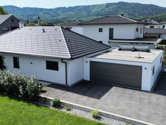 Neuwertiger Hartl Haus Bungalow in Aurach am Hongar: 4 Zimmer, Garage & viel Platz !