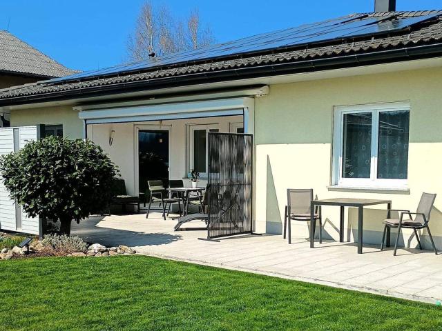 Neuwertiger, moderner Bungalow mit freier Aussicht