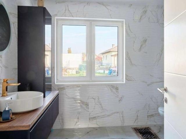 Neu gebautes Einfamilienhaus mit Doppelgarage und zusätzlichem Home Office/Büro