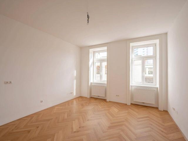 NEU+ Generalsanierte 2 Zimmer Altbau Wohnung mit viel Potenzial!