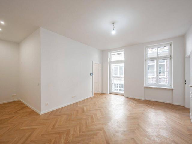 NEU+ Gepflegte 2 Zimmer Altbauwohnung mit Balkon in Bestlage! Hofruhelage!