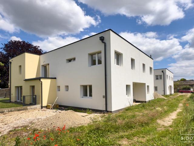 NEU! + ERSTBEZUG / ZIEGELMASSIV / SCHÜSSELFERTIG + 152,50 m² + 5 ZIMMER + 2 BALKONE + TERRASSE + EIGENGARTEN + 2 PKW Stellplätze