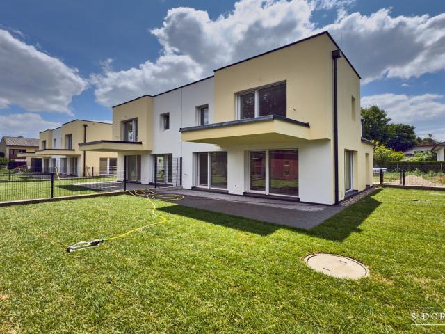 NEU! + ERSTBEZUG / ZIEGELMASSIV / SCHÜSSELFERTIG + 152,50 m² + 5 ZIMMER + 2 BALKONE + TERRASSE + EIGENGARTEN + 2 PKW Stellplätze