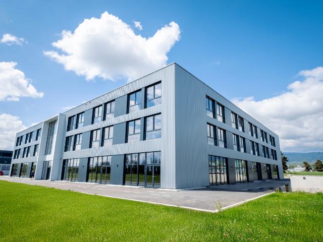 Neu in Gland – Grosses Geschäfts und Industrieareal / 1'200m2