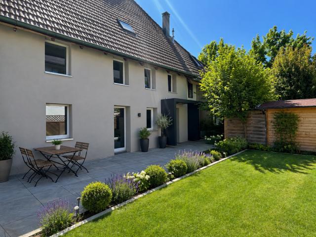 Neu sanierte Doppelhaushälfte mit Garten in Wohlen AG